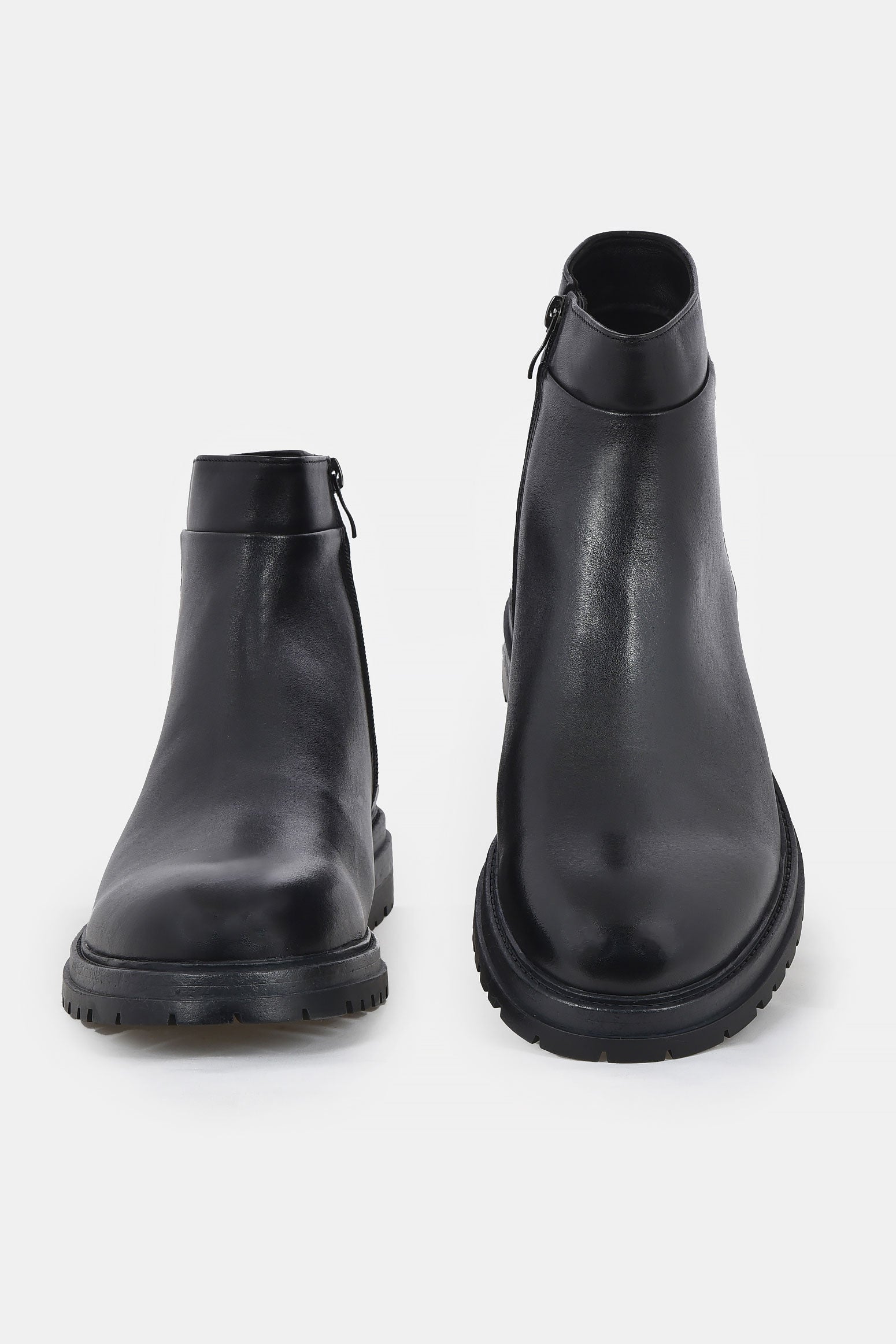 ανδρικά-δερμάτινα-μποτάκια-με-φερμουάρ-και-τρακτερωτή-σόλα