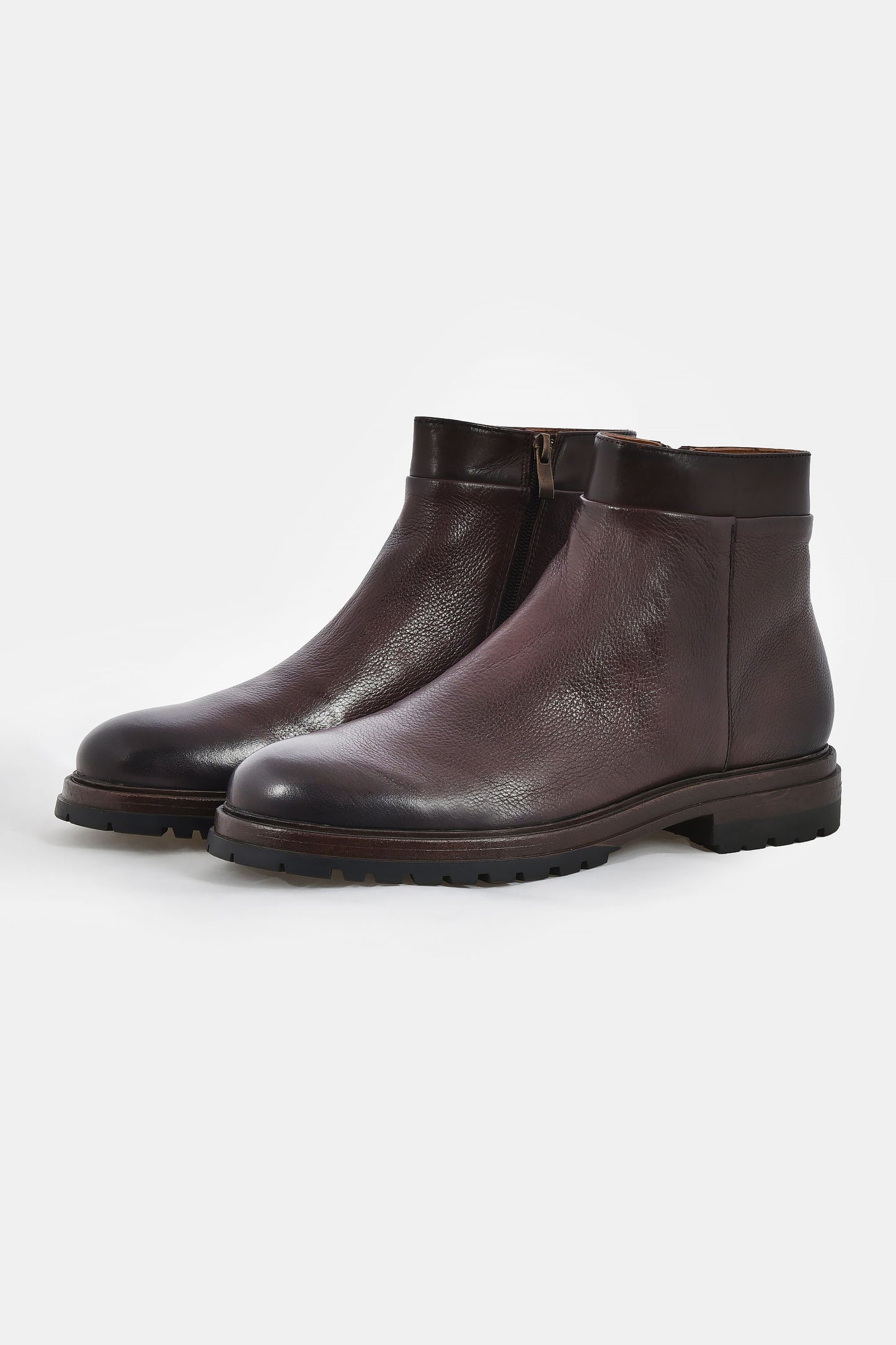 ανδρικά-δερμάτινα-μποτάκια-με-φερμουάρ-και-τρακτερωτή-σόλα