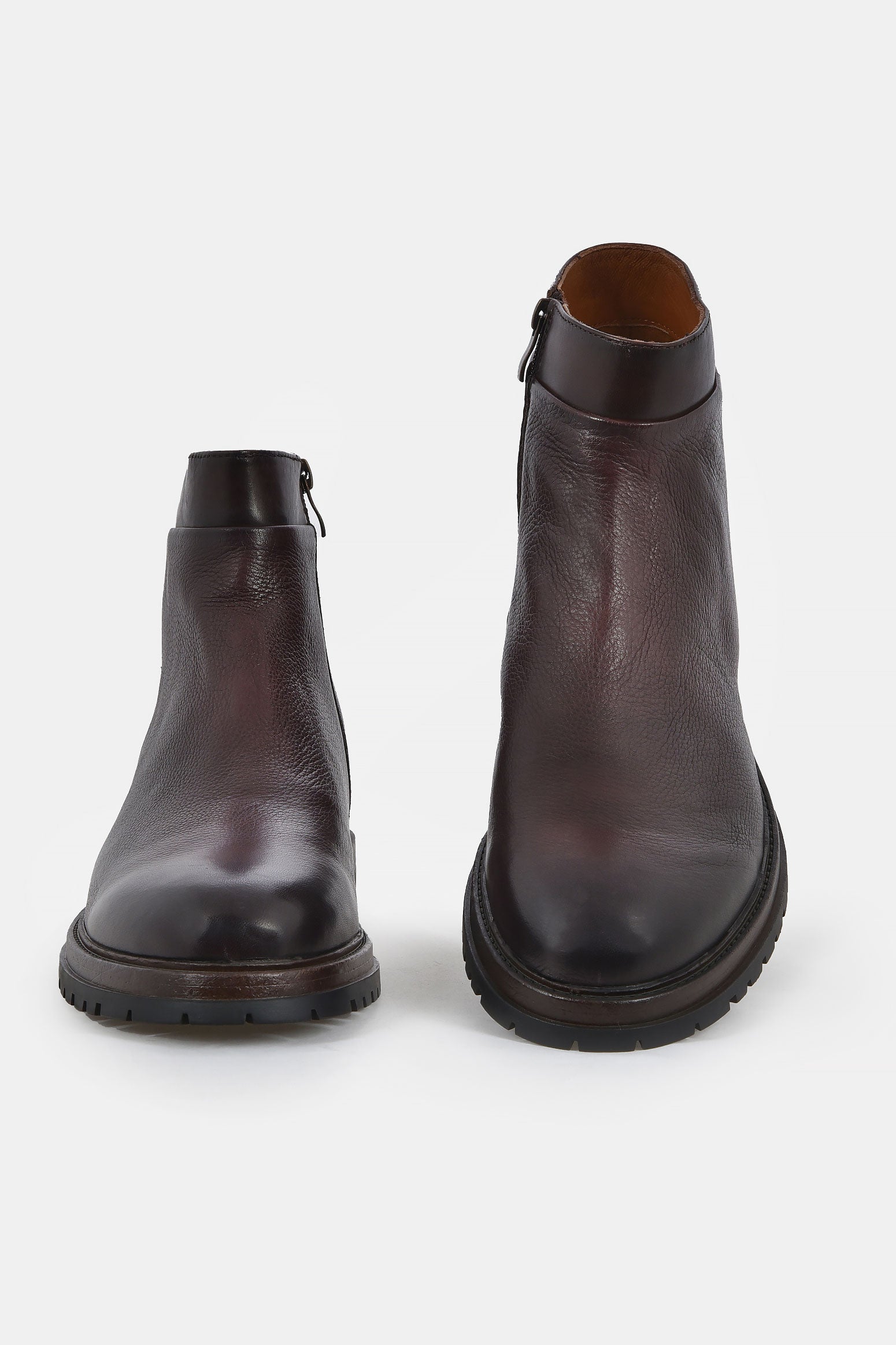 ανδρικά-δερμάτινα-μποτάκια-με-φερμουάρ-και-τρακτερωτή-σόλα