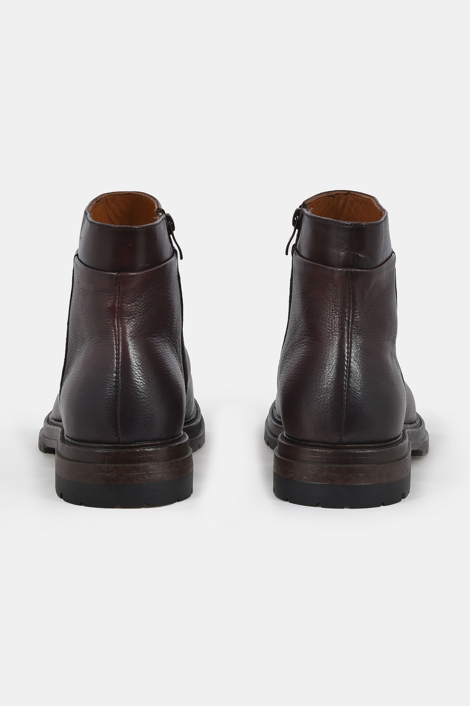 ανδρικά-δερμάτινα-μποτάκια-με-φερμουάρ-και-τρακτερωτή-σόλα