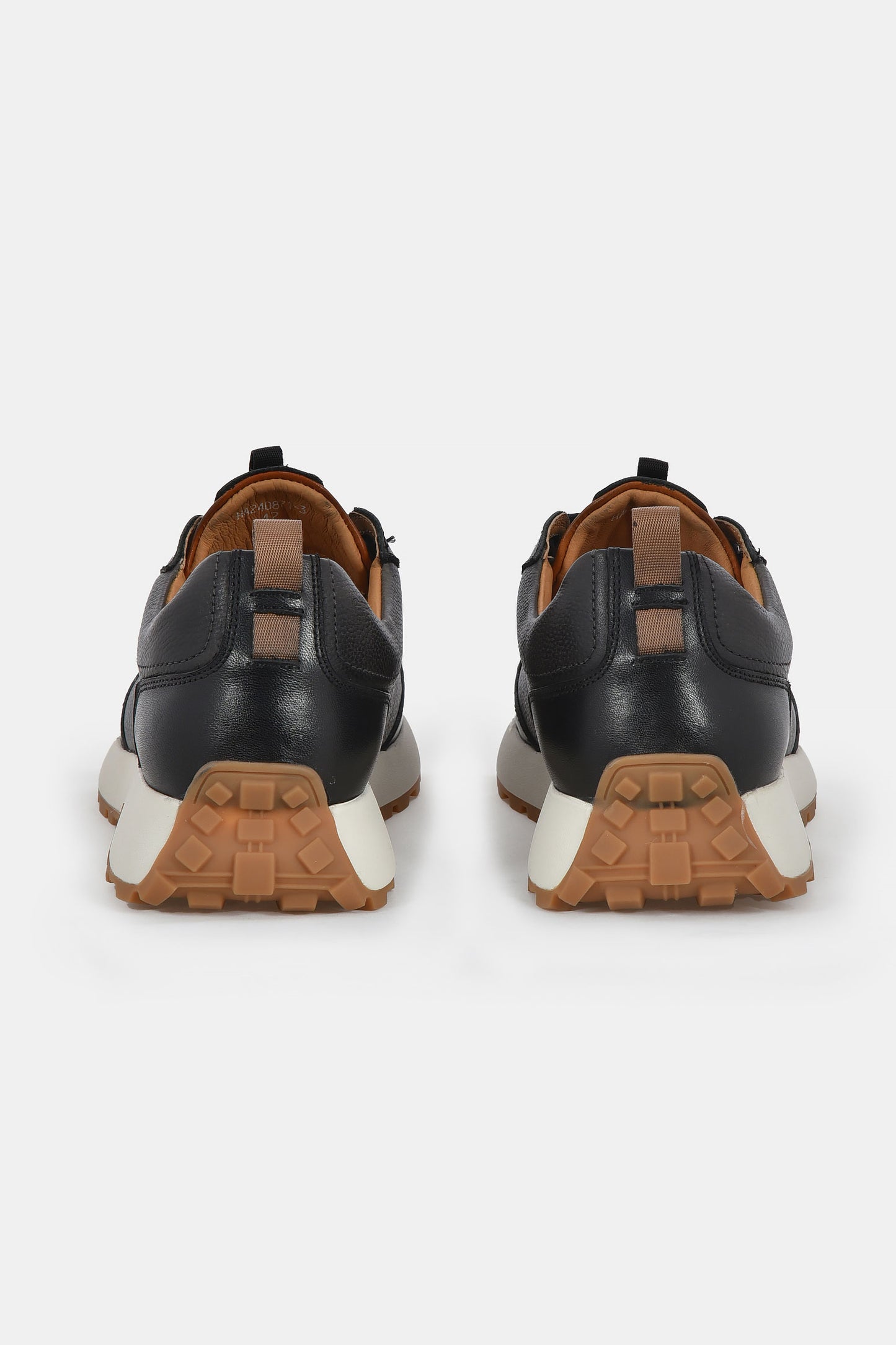 ανδρικό-δερμάτινο-sneaker-με-τρακτερωτή-σόλα-και-casual-design