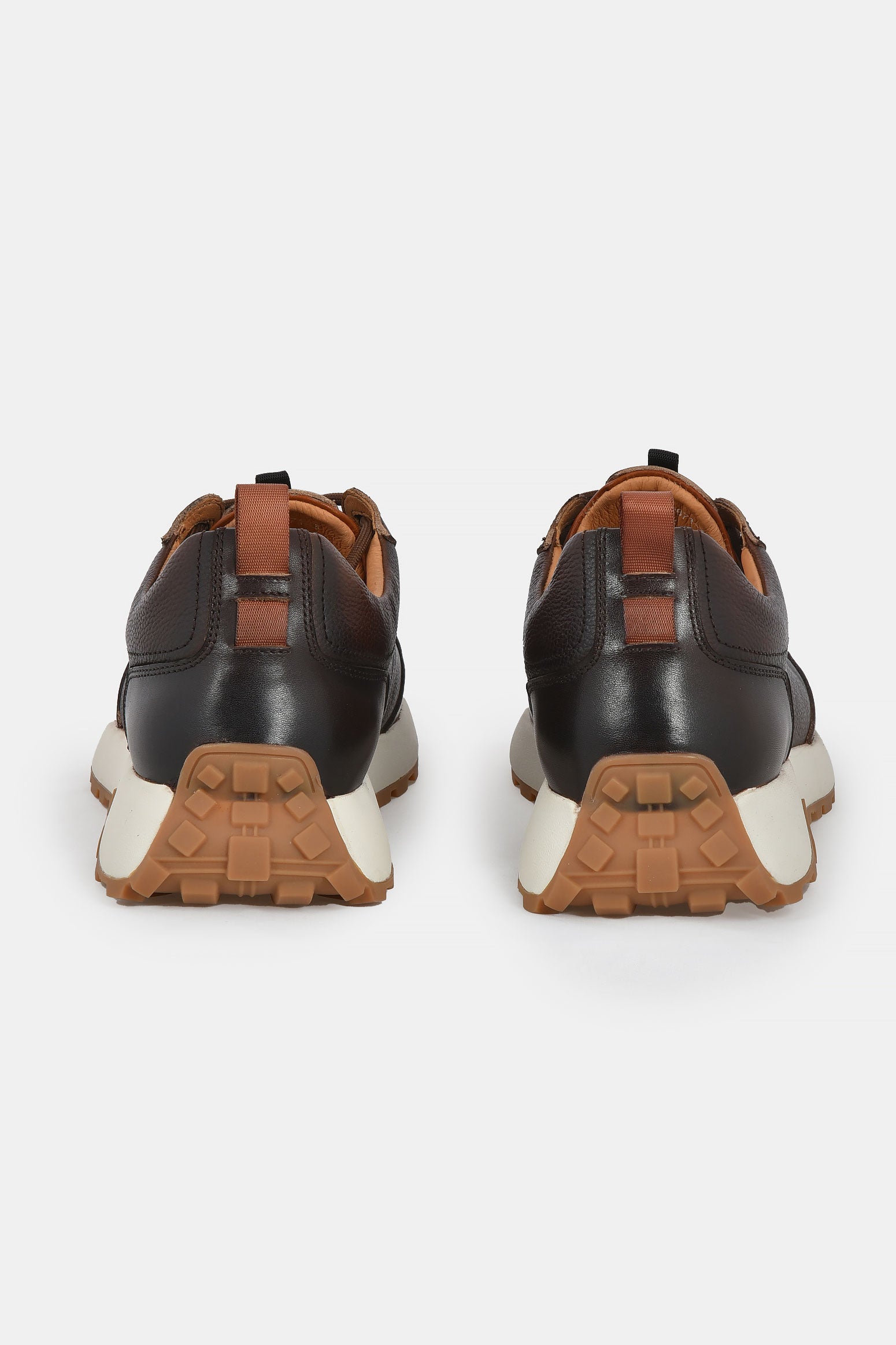 ανδρικό-δερμάτινο-sneaker-με-τρακτερωτή-σόλα-και-casual-design